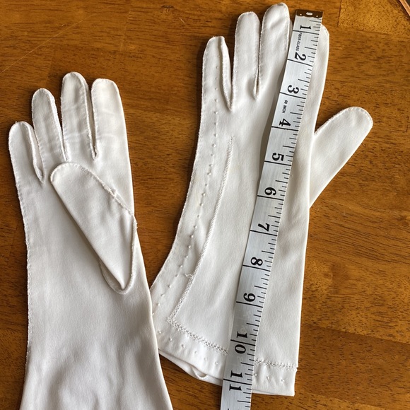 Vintage white long fancy dress gloves. Details on outside of gloves. Fits sm-med - Picture 6 of 6